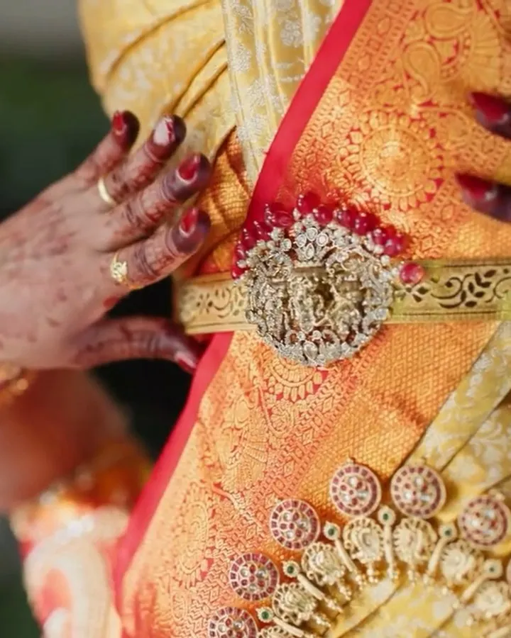 Gold jewellery on a bride’s silk saree